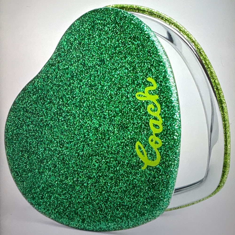 💚 COACH GLITTER TWO TONE GREEN HEART COMPACT MIRROR 💚  NWT 💚